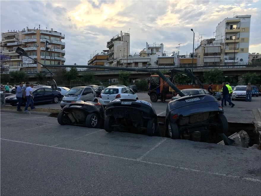 «Σκίστηκε» η γη και βούλιαξαν οχήματα στο υπαίθριο πάρκινγκ – Τελευταία στιγμή γλίτωσε μάνα με τα παιδιά της